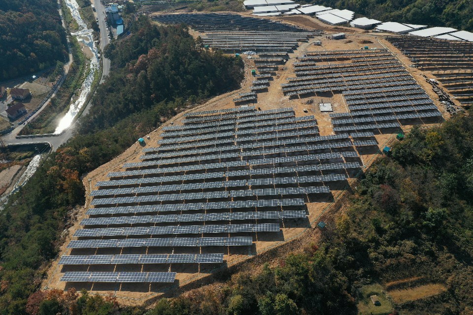 Heißer Verkauf Mono-P-Typ-Solarpanel 120 Zellen 600 W PV-Solarplatte mit 12 Jahren Garantie